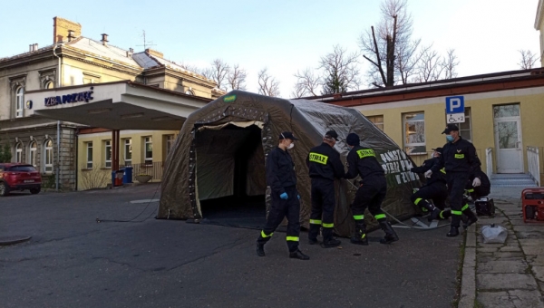 Strażacy z Żywca rozkładają namioty